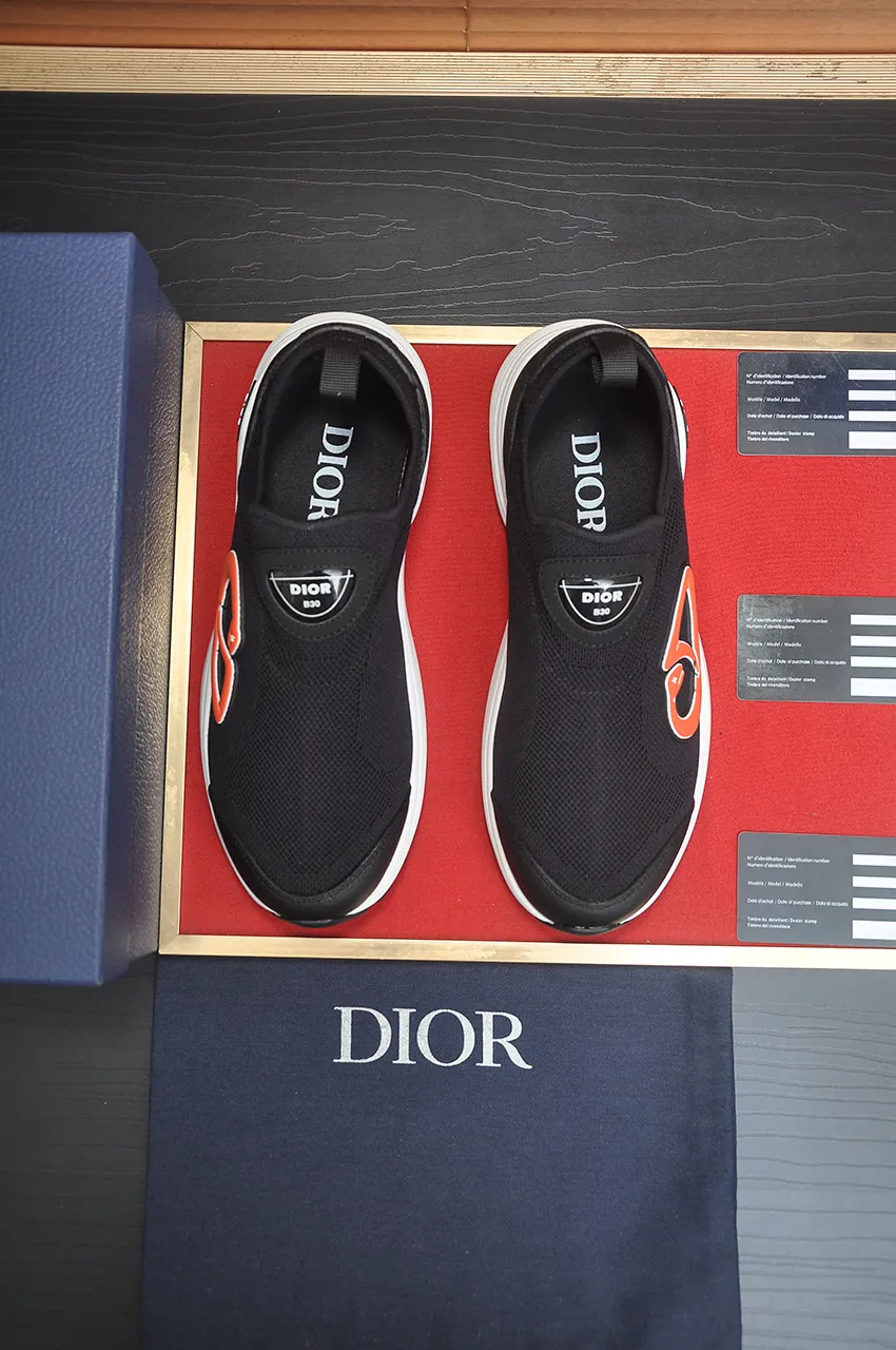 Men's Men's Shoes 💰540💶 𝐂𝐡𝐫𝐢𝐬𝐭𝐢𝐚𝐧 𝐃𝐢𝐨𝐫# Dior breathable fly-knit casual sneakers. The soft and breathable upper complements the lightweight textured effect rubber sole, decorated with various classic details, making it an ideal choice for everyday looks. Can be matched with various casual items to create a refined look Size: 38-46 (45 46 customized)